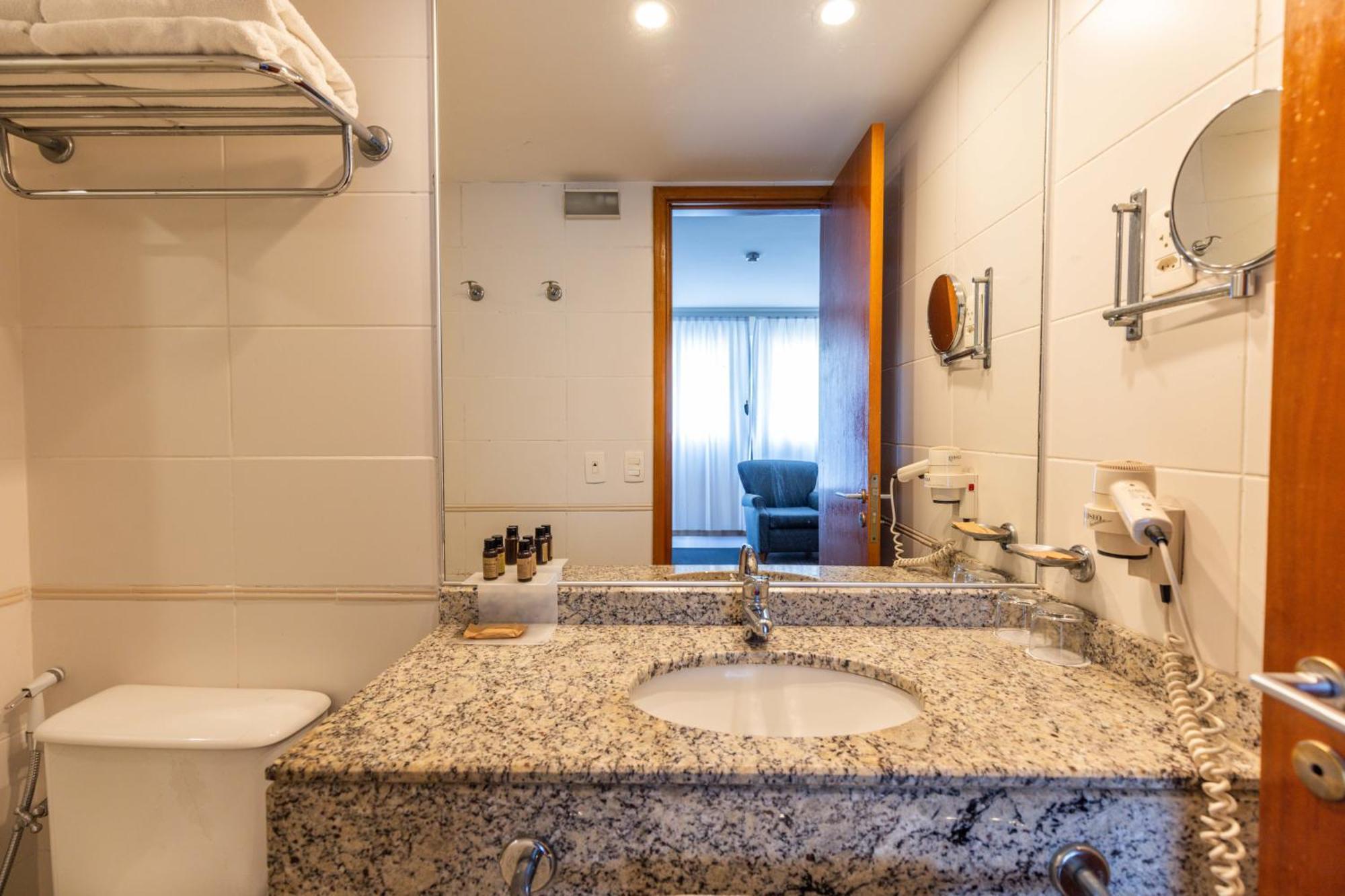 Apartamento Barra Premium - Flat Com Servicos, Recepcao 24 Horas, Piscina, Academia E Balsa Praia! *