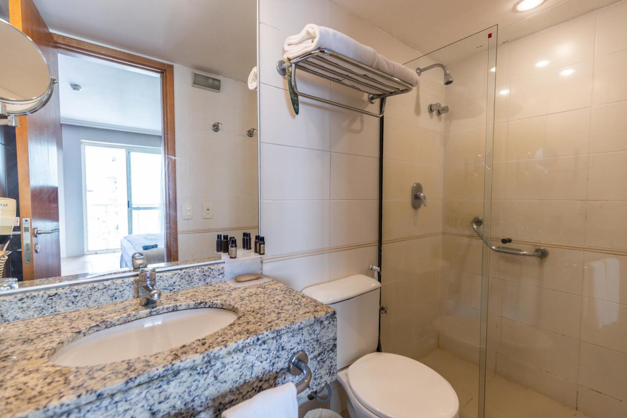 Barra Premium - Flat Com Servicos, Recepcao 24 Horas, Piscina, Academia E Balsa Praia! Apartamento