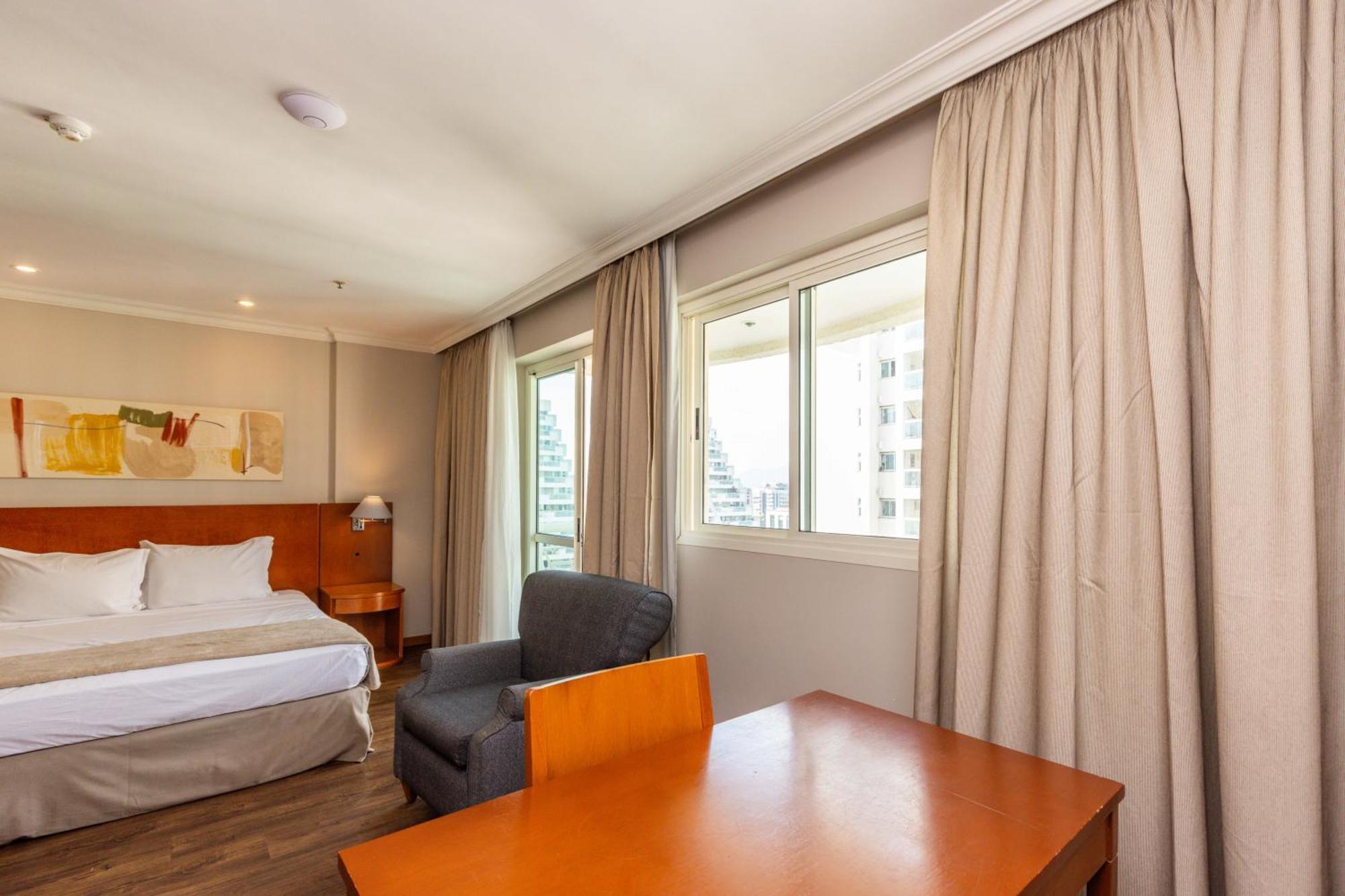 Barra Premium - Flat Com Servicos, Recepcao 24 Horas, Piscina, Academia E Balsa Praia! Apartamento